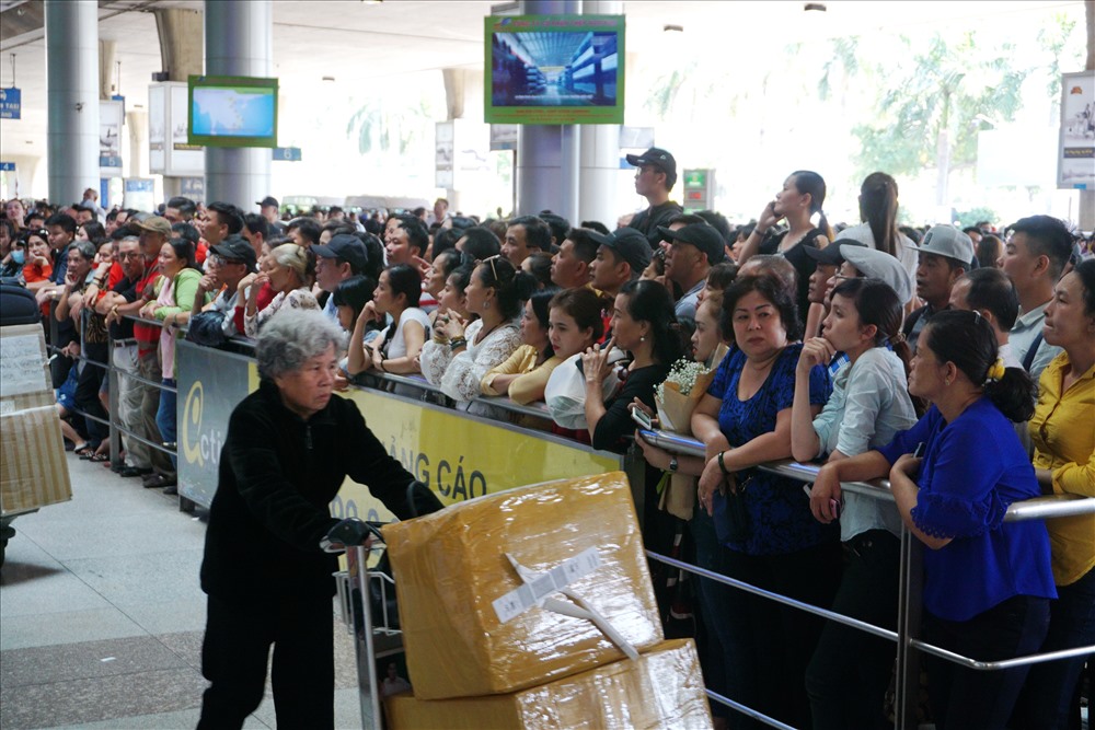 Hàng nghìn người dân ở TPHCM và các tỉnh lân cận tập trung về sân bay chờ đón người thân.