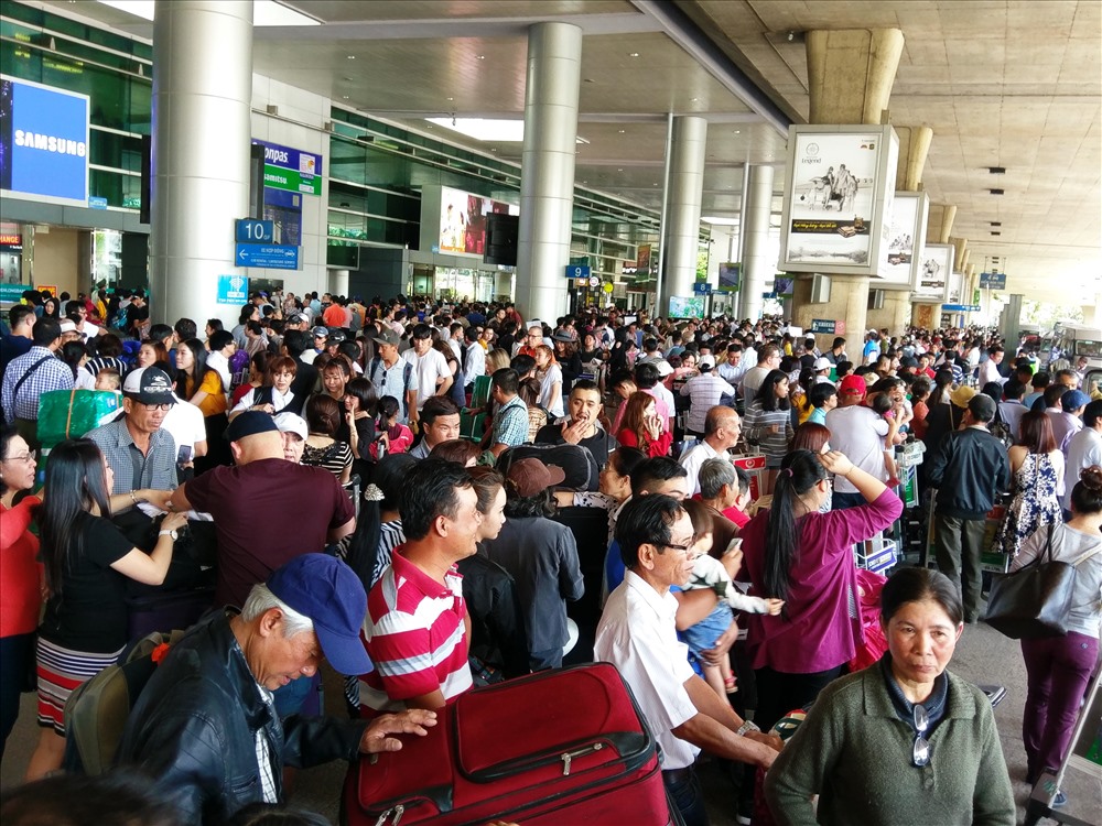 Dự báo trong 3 ngày tới, số lượng chuyến bay quốc tế về Tân Sơn Nhất còn tăng cao dẫn đến nguy cơ kẹt xe, mất an toàn giao thông, an ninh trật tự khu vực sân bay.