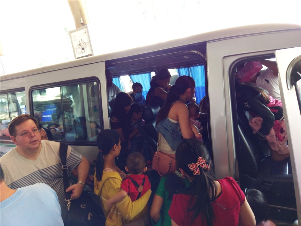 1 Việt kiều về, 10 người đón, sân bay Tân Sơn Nhất tắc nghẽn nghiêm trọng.