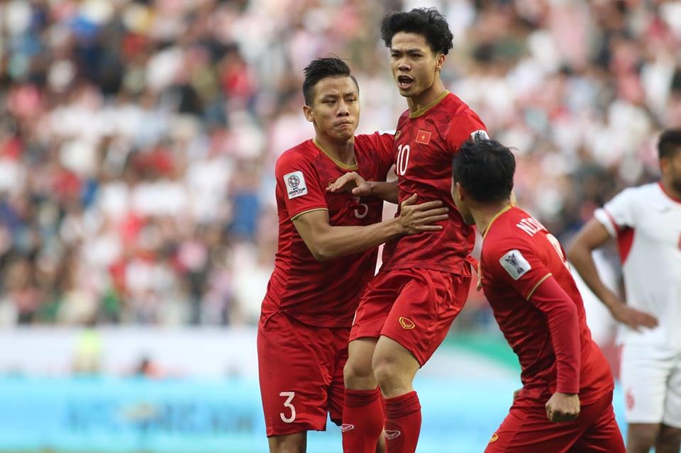 Fox Sports Asia cho rằng đội hình của Việt Nam gặp Nhật Bản sẽ giống với cuộc so tài cùng Jordan. Ảnh Hữu Phạm