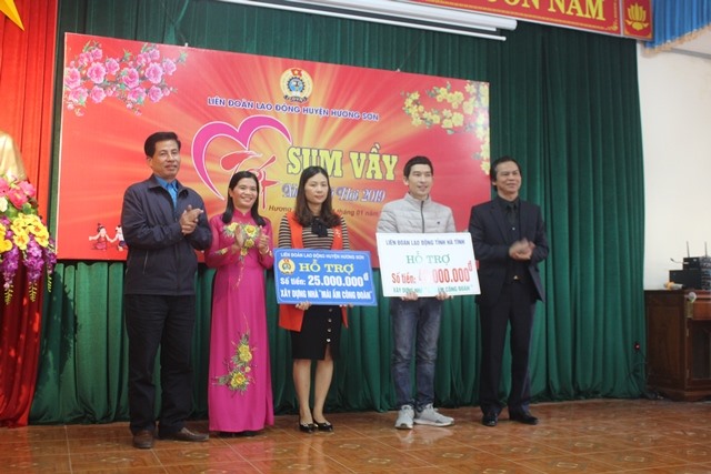 LĐLĐ tỉnh Hà Tĩnh và LĐLĐ huyện Hương Sơn hỗ trợ làm 2 nhà mái ấm công đoàn