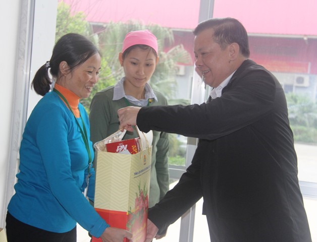 Đồng chí Đinh Tiến Dũng, Bộ trưởng Bộ Tài chính thăm, tặng quà cho CNLĐ tại Cty  TNHH Great Global International (Ninh Bình). Ảnh: NT