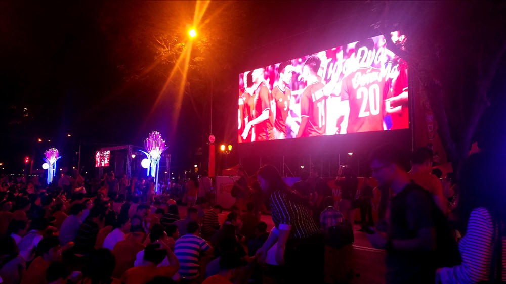 Tuyến đường Lê Duẩn được chặn xe để phục vụ người dân xem bóng đá thông qua các màn hình LED