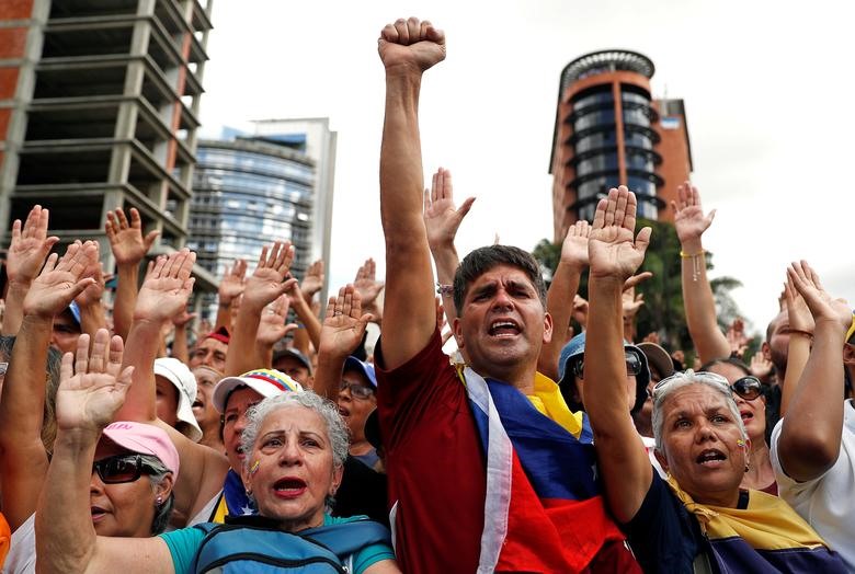 Những người tham gia cuộc tuần hành cũng đã tiến về Dinh Miraflores, trụ sở chính phủ, để bày tỏ sự ủng hộ và bảo vệ Tổng thống Nicolas Maduro trước những âm mưu gây bất ổn trong các cuộc biểu tình của phe đối lập và có thể dẫn tới một cuộc bạo loạn nhằm lật đổ chính quyền. Ảnh: Reuters.