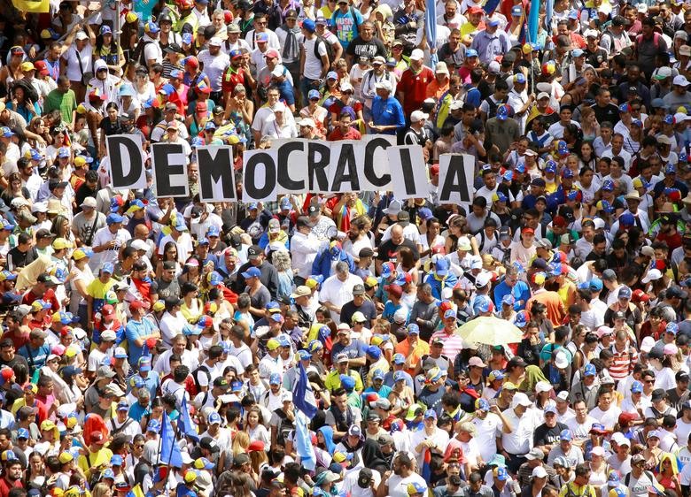 Hàng trăm nghìn người ủng hộ chính phủ cánh tả Venezuela đã xuống đường tuần hành, khẳng định quyết tâm bảo vệ tiến trình cách mạng mà quốc gia Nam Mỹ này đã theo đuổi trong suốt 2 thập kỷ qua. Ảnh: Reuters.