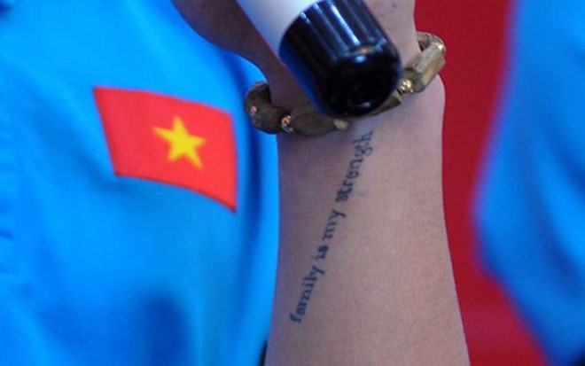 Giải mã hình xăm của tuyển thủ Việt Nam Quang Hải muốn là vua tranh cãi  đóa hoa hồng trên tay Công Phượng