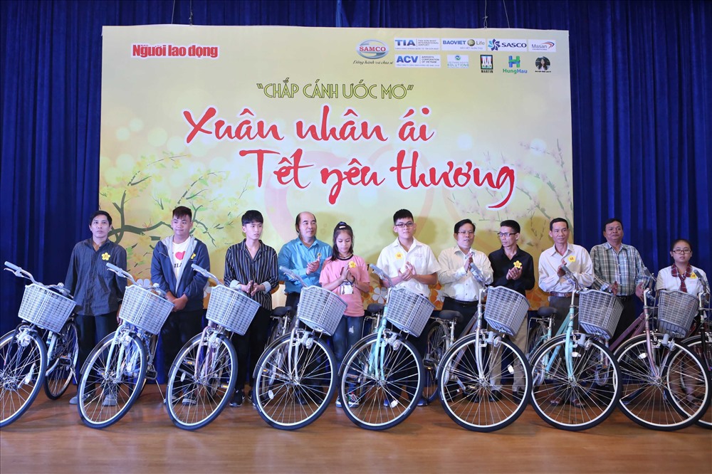 Lãnh đao LĐLĐ TP HCM và Báo Người Lao Động tặng xe đạp cho con công nhân có hoàn cảnh khó khăn tại chương trình