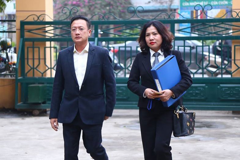 Luật sư Đinh Hương (phải) và bị cáo Đỗ Anh Tuấn.
