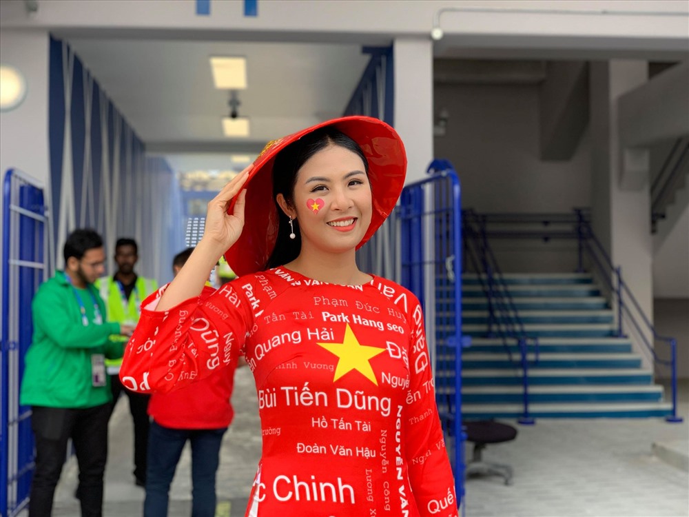 Hoa hậu Ngọc Hân diện áo dài in tên các cầu thủ Việt Nam để tiếp lửa cho đội tuyển nước nhà. 