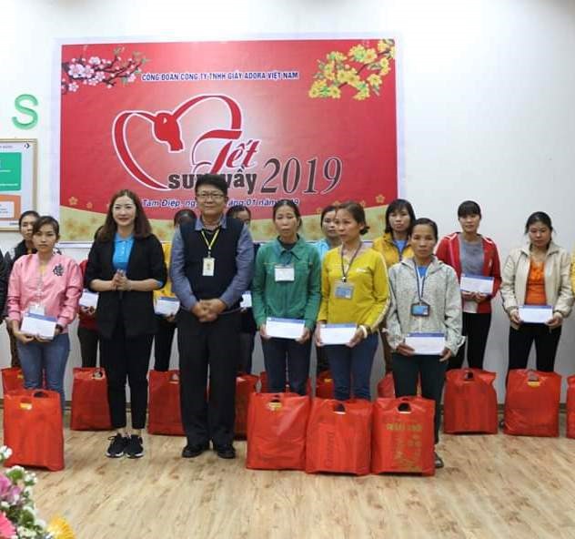 Đại diện lãnh đạo CĐ Công ty TNHH Giầy ADORA Việt Nam trao quà cho CNLĐ. Ảnh: NT