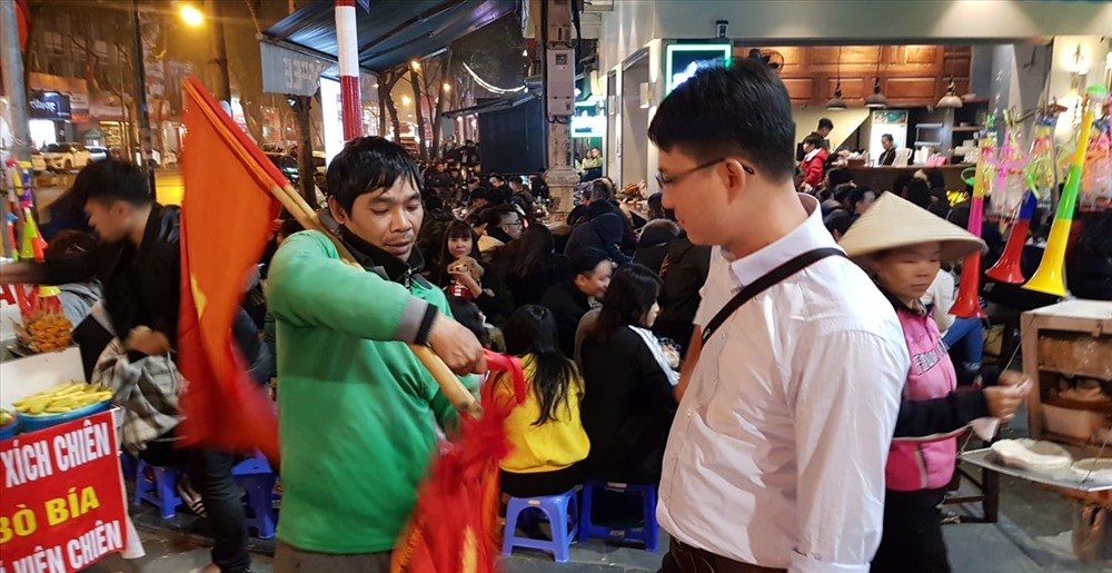 Nhiều người mua cờ cổ vũ mong Việt Nam giành được tấm vé vào bán  kết Asian Cup 2019. 