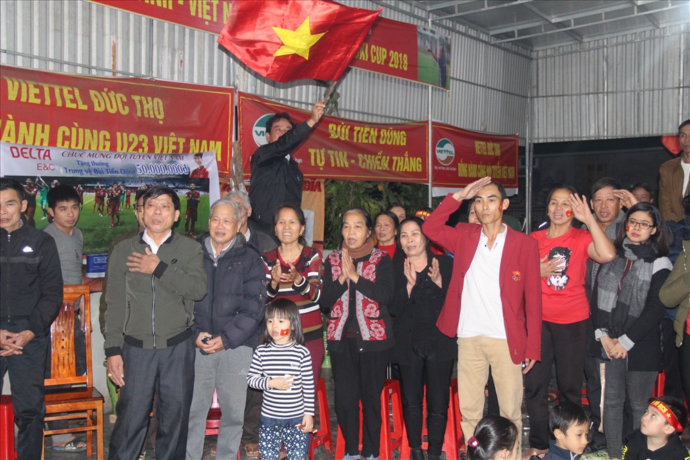 Nghi thức chào cờ cùng đội ĐT Việt Nam tại quê nhà Bùi Tiến Dũng