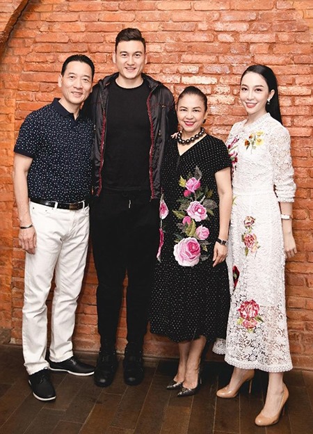 Đặng Văn Lâm chụp cùng gia đình. 