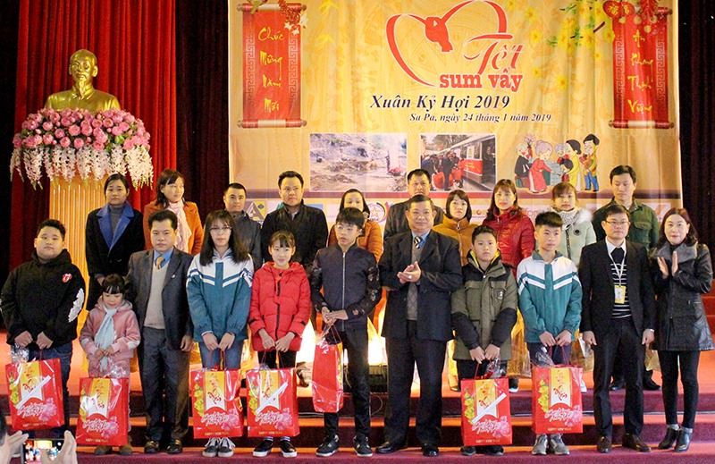 Lãnh đạo LĐLĐ tỉnh Lào Cai trao quà cho gia đình CNVCLĐ khó khăn và tặng quà cho các cháu học sinh là con của CNLĐ.