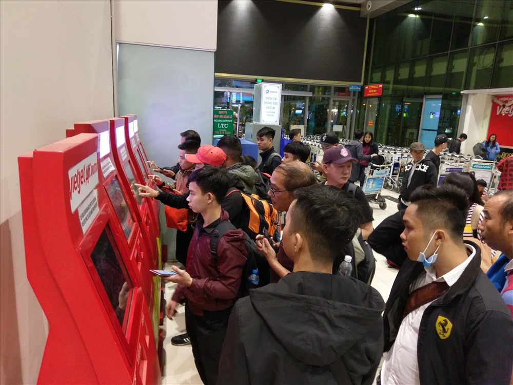Khách làm thủ tục qua hệ thống kiosk check-in tự động ở sân bay.