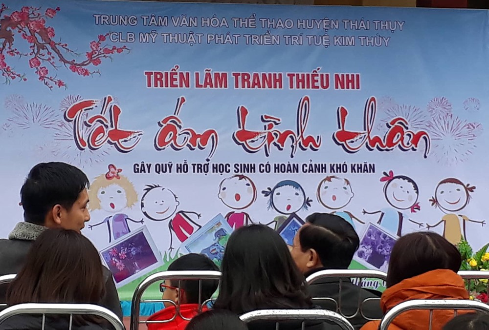 Buổi triển lãm tranh thu hút rất đông các họa sĩ nhí tham gia.