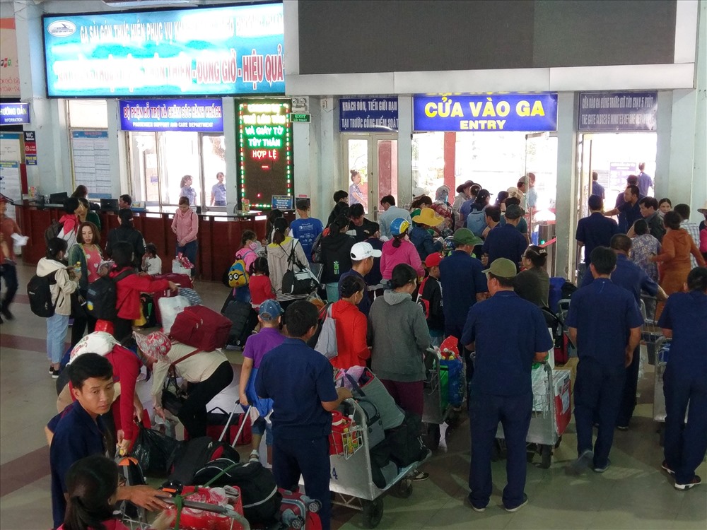Hành khách đổ về ga Sài Gòn lên tàu về quê ăn Tết. 