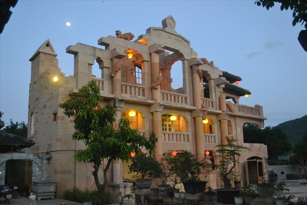 “Cung điện” lung linh trong vườn nhà. Ảnh: Châu Tường