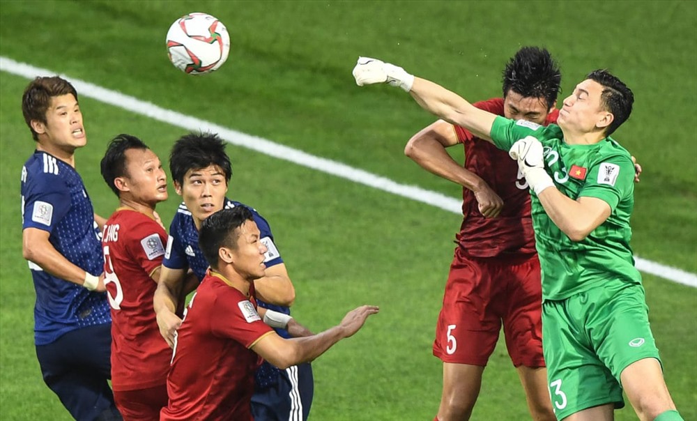 FIFA cũng rất ấn tượng với màn trình diễn xuất thần của thủ môn Văn Lâm khi cản phá những bàn thua trông thấy cho ĐT Việt Nam. Ảnh: FIFA