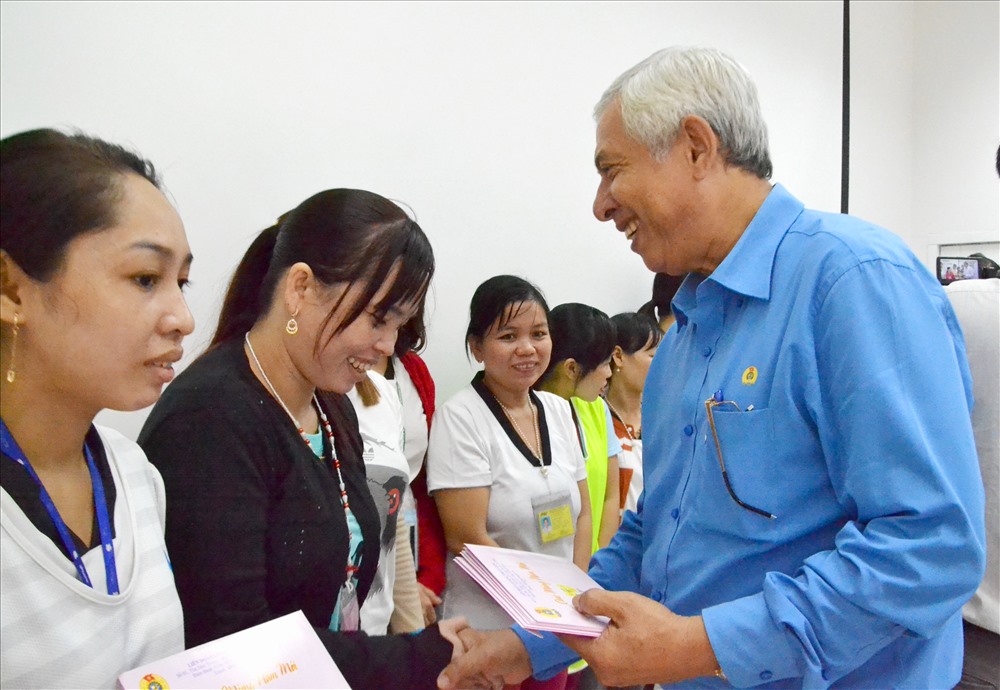 Chủ tịch LĐLĐ An Giang Nguyễn Thiện Phú tặng quà cho CNLĐ đang làm việc tại KCN Bình Hòa. Ảnh: Lục Tùng