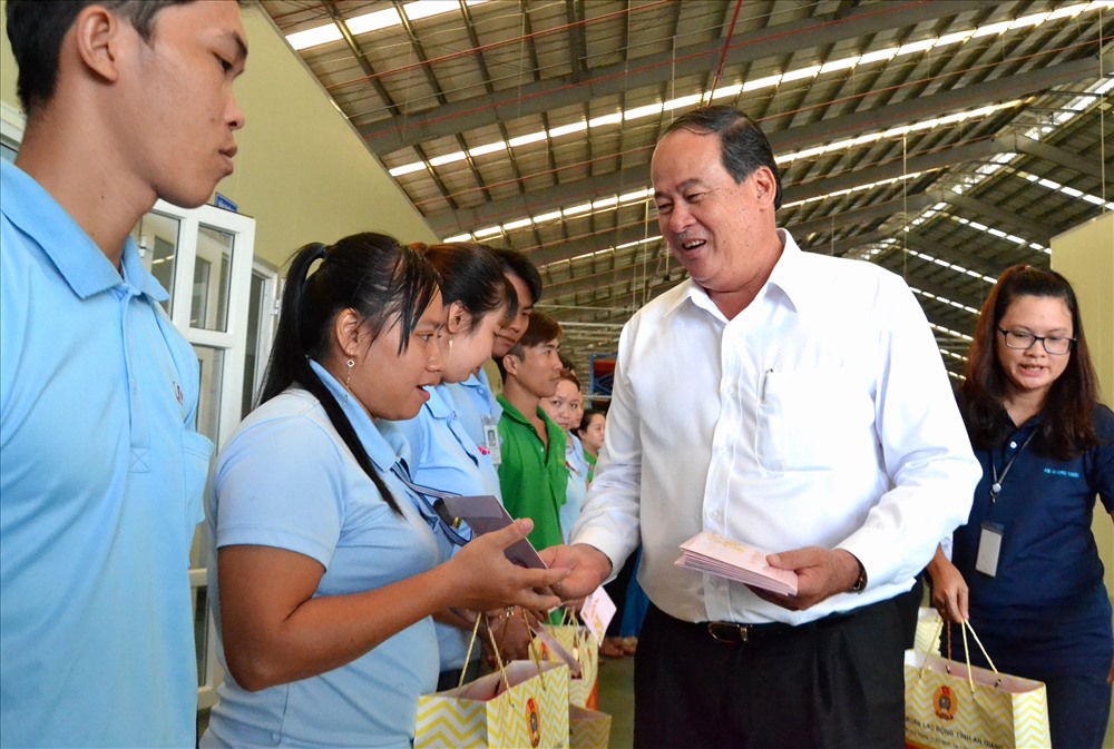 Phó Chủ tịchlUBND tỉnh Nguyễn Thanh Bình tặng quà cho CNLĐ tại Cty TNHH NV Apprarel. Ảnh: Lục Tùng
