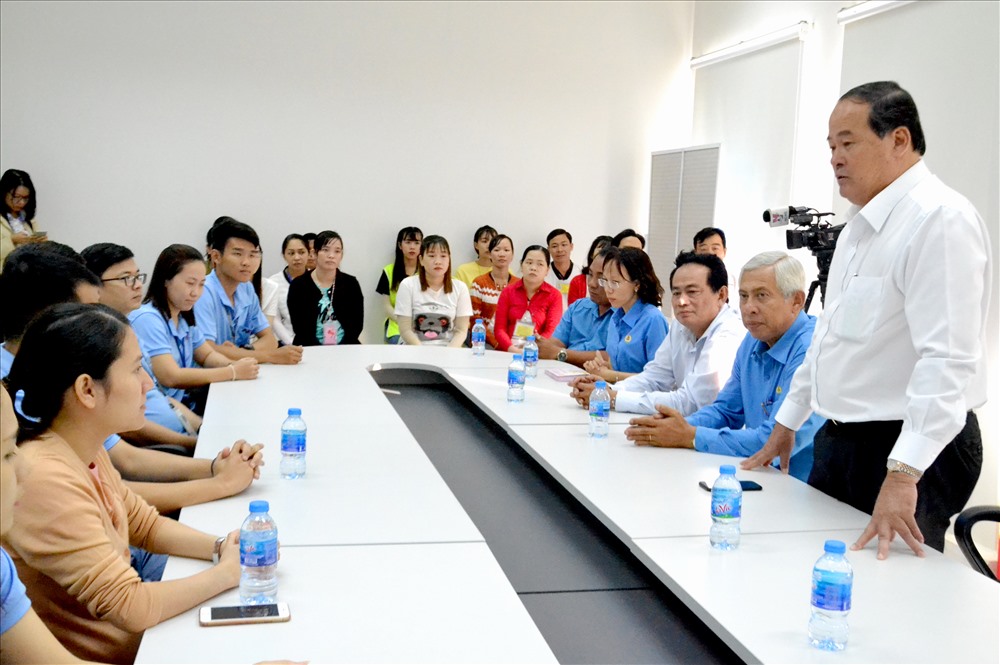 Phó Chủ tịch UBND tỉnh Nguyễn Thanh Bình thay mặt đoàn, chúc Tết DN và CNLĐ. Ảnh: Lục Tùng