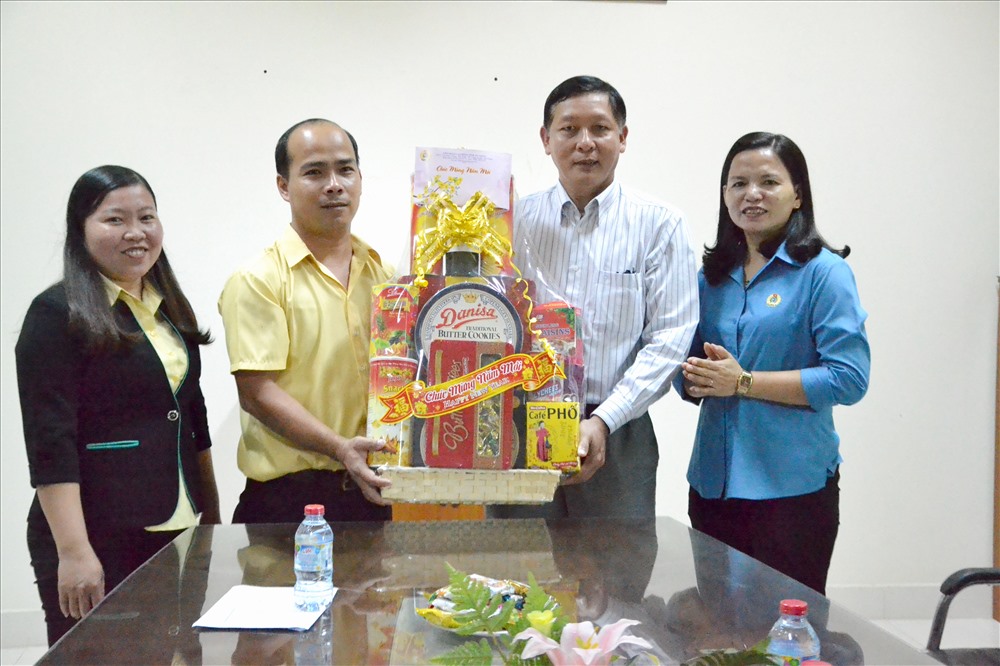 Phó Chủ tịch LĐLĐ An Giang Phan Thị Diễm tặng quà cho đại diện Cty Hòa Phát (KHC Bình Long). Ảnh: Lục Tùng