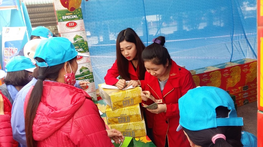 Đây là hàng hóa của các DN tham gia chương trình “Phúc lợi cho đoàn viên Công đoàn” của LĐLĐ tỉnh Quảng Ninh. Theo đó, công đoàn viên được mua hàng, sử dụng các dịch vụ của các doanh nghiệp với giá ưu đãi – giảm từ 5% đến 30%. Ảnh: Nguyễn Hùng
