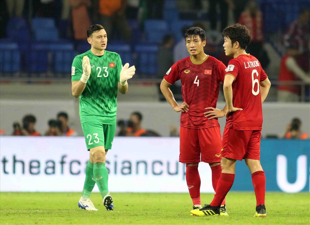 Tuyển Việt Nam thi đấu quả cảm trước Nhật Bản tại tứ kết Asian Cup 2019. Ảnh Hữu Phạm