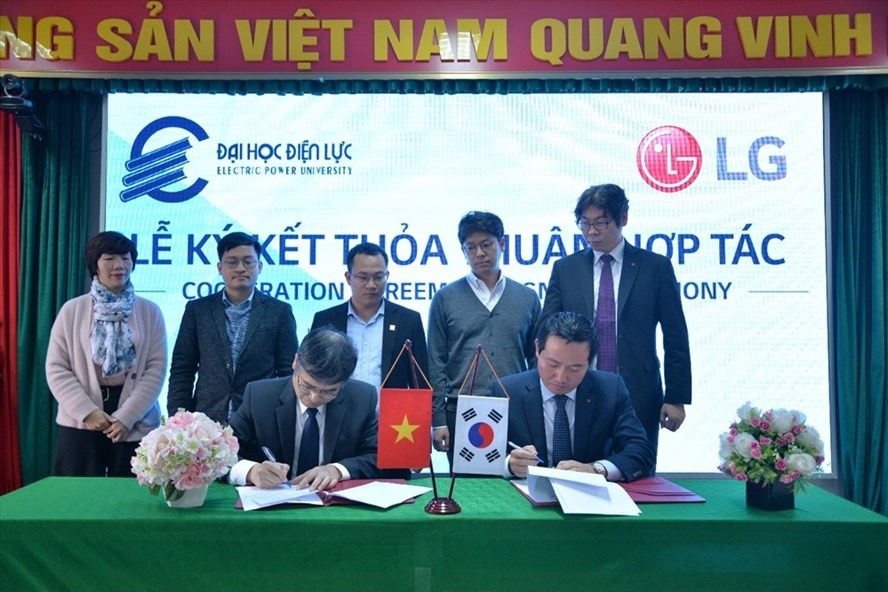TS. Trương Huy Hoàng ký kết thỏa thuận hợp tác với Công ty LG Việt Nam.