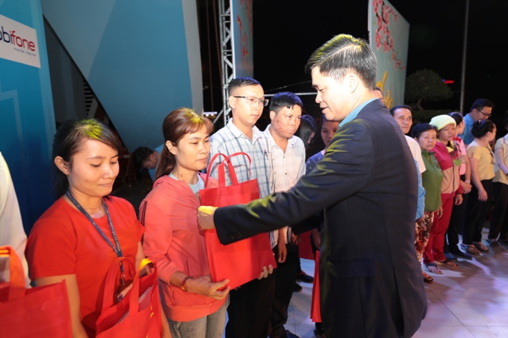 Phó Chủ tịchTổng LĐLĐ VN Ngọ Duy Hiểu trao quà cho công nhân tại Tết sum vầy tối 25.1 - ảnh Trường Sơn
