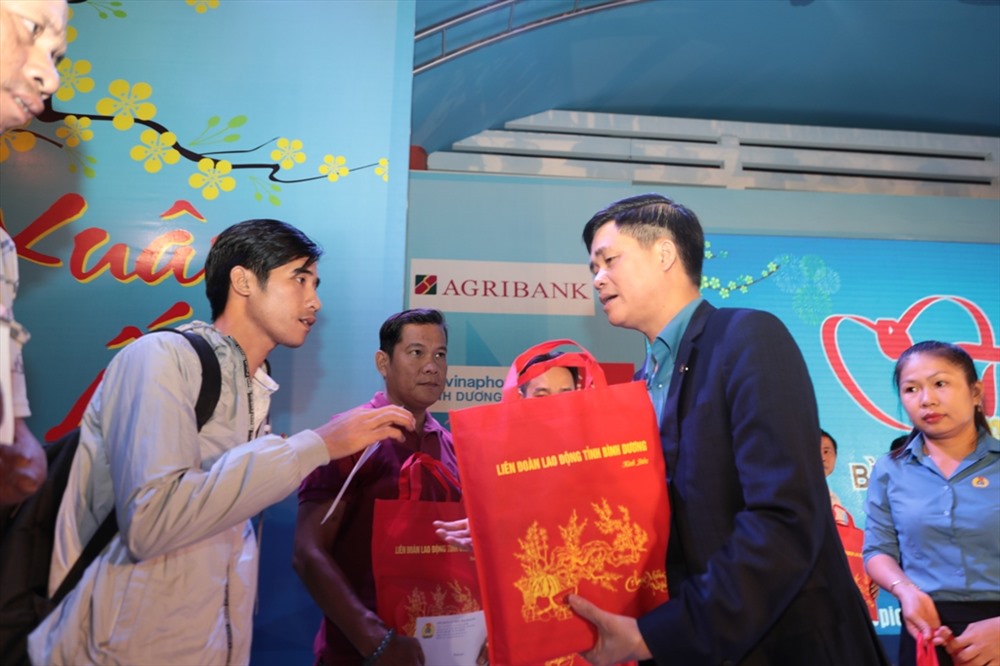 Phó Chủ tịchTổng LĐLĐ VN Ngọ Duy Hiểu trao quà cho công nhân tại Tết sum vầy tối 25.1 - ảnh Trường Sơn