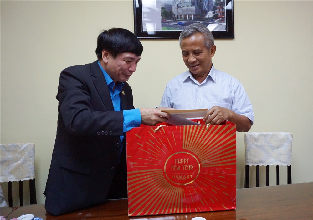 Chủ tịch Tổng LĐLĐVN Bùi Văn Cường tặng qua tết cho ông Đặng Ngọc Tùng – nguyên Chủ tịch Tổng LĐLĐVN.