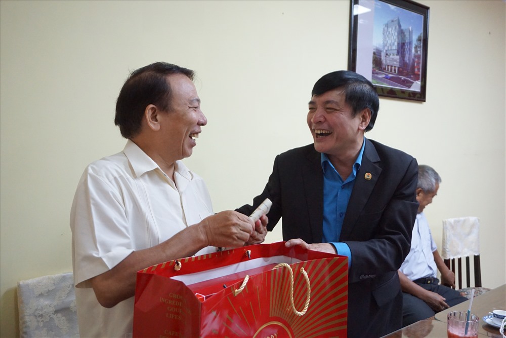 Chủ tịch Tổng LĐLĐVN Bùi Văn Cường tặng qua tết cho ông Mai Đức Chính – nguyên Phó Chủ tịch Tổng LĐLĐVN.