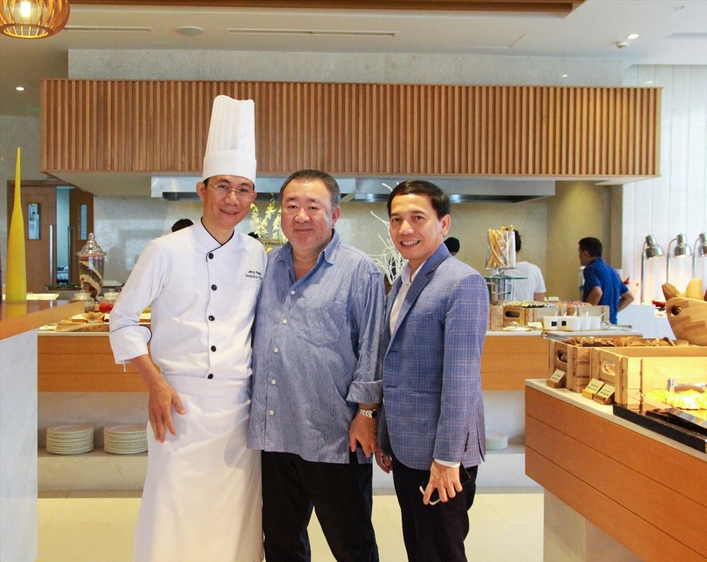 Ông Tetsuya giao lưu cùng Bếp trưởng Jerry Phạm và Giám đốc Khách sạn TMS Hotel Da Nang Beach.