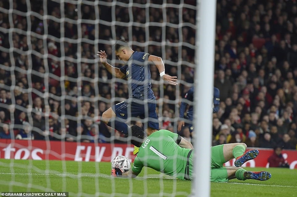 Alexis Sanchez bình tĩnh xử lí trước khi ghi bàn. Ảnh: Daily Mail