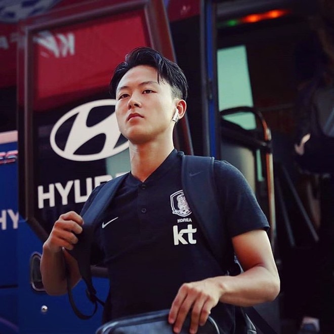 Cầu thủ Song Hu sở hữu chiều cao 1,83 m, thân hình đẹp với đôi mắt một mí “chuẩn Hàn“.