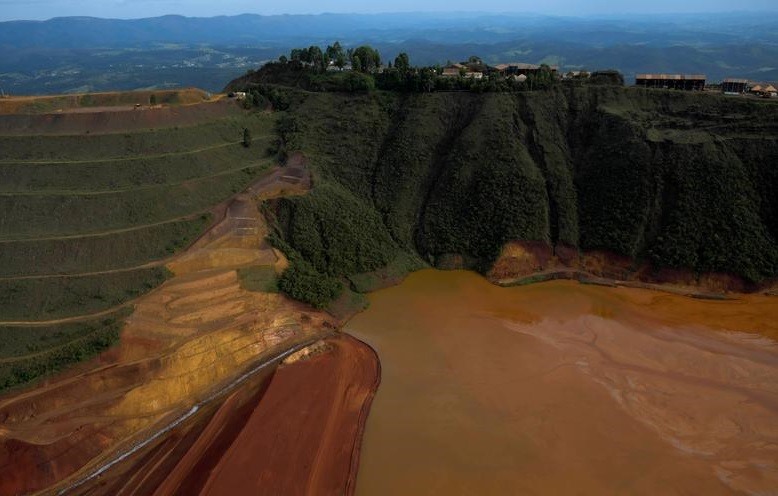 Khối chất thải được cho là ở mức 1 triệu tấn, theo Ibama - cơ quan bảo vệ môi trường Brazil.