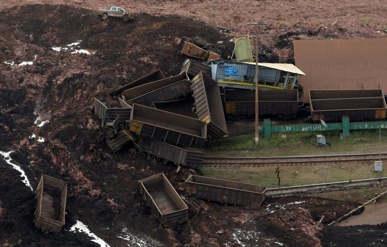 Đập bị vỡ “rất đột ngột, dữ dội” khiến dòng bùn đất khổng lồ tràn qua khu tổ hợp có 300 nhân viên mỏ đang làm việc.