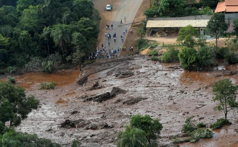 Dòng nước thải thoát ra sau vụ vỡ đập cắt ngang một con đường gần thành phố Brumadinho.