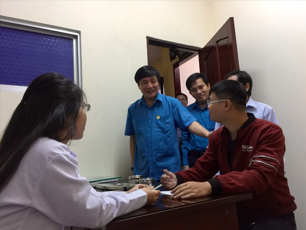 Chủ tịch Bùi Văn Cường thăm hỏi NLĐ khám bệnh điếc nghề nghiệp tại Phân viện Khoa học An toàn Vệ sinh lao động và Bảo vệ Môi trường Miền Nam 