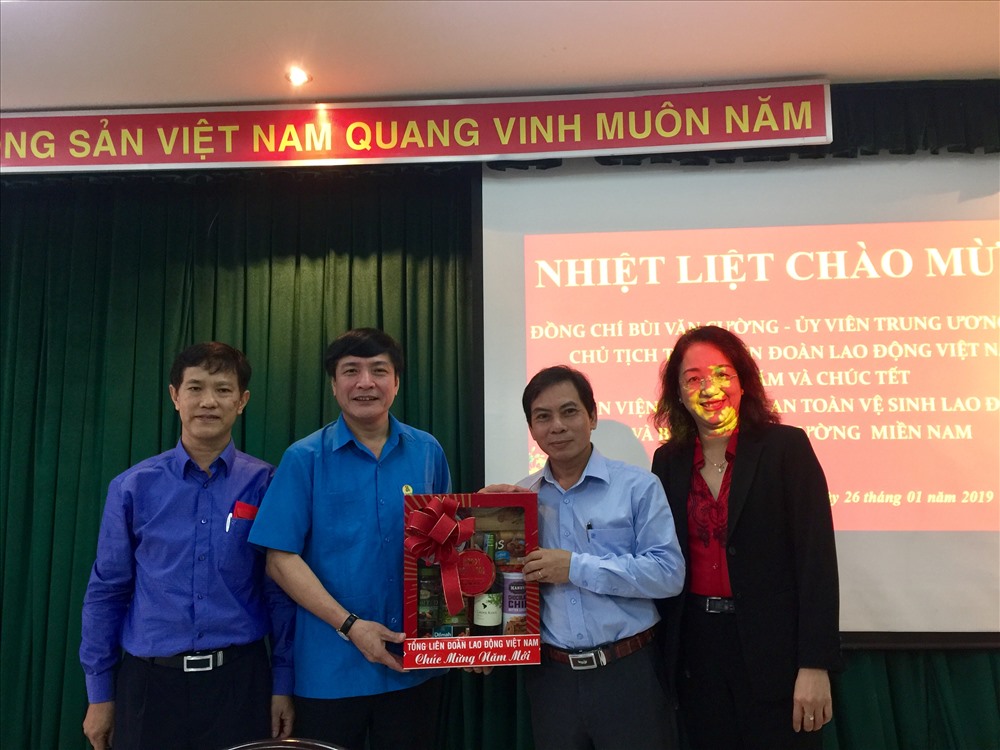 Chủ tịch Bùi Văn Cường (thứ 2 từ trái qua) tặng quà, chúc Tết CB-CNV Phân viện