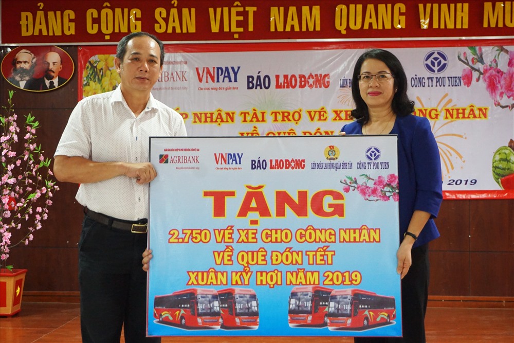 Bà Nguyễn Thị Phượng - Phó Tổng giám đốc Agribank - trao vé xe cho Ông Củ Phát Nghiệp, Chủ tịch Công đoàn Công ty PouYuen.