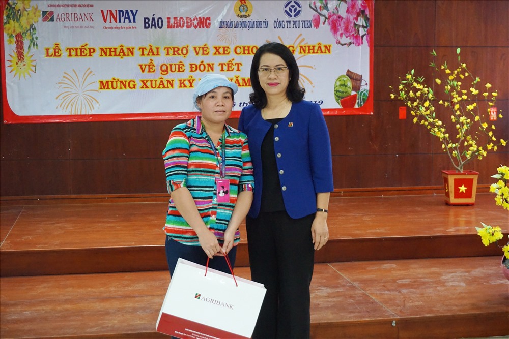 Bà Nguyễn Thị Phượng - Phó Tổng giám đốc Agribank tặng cho chị Hậu một phần quà đặc biệt.