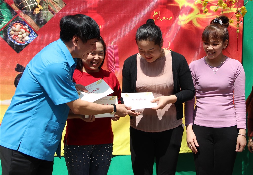 Đồng chí Bùi Văn Cường cũng đến thăm và tặng quà cho các cô giáo trường mầm non Vinh Hỷ, nơi nuôi dạy con em công nhân của Công ty Shyang Hung Cheng .
