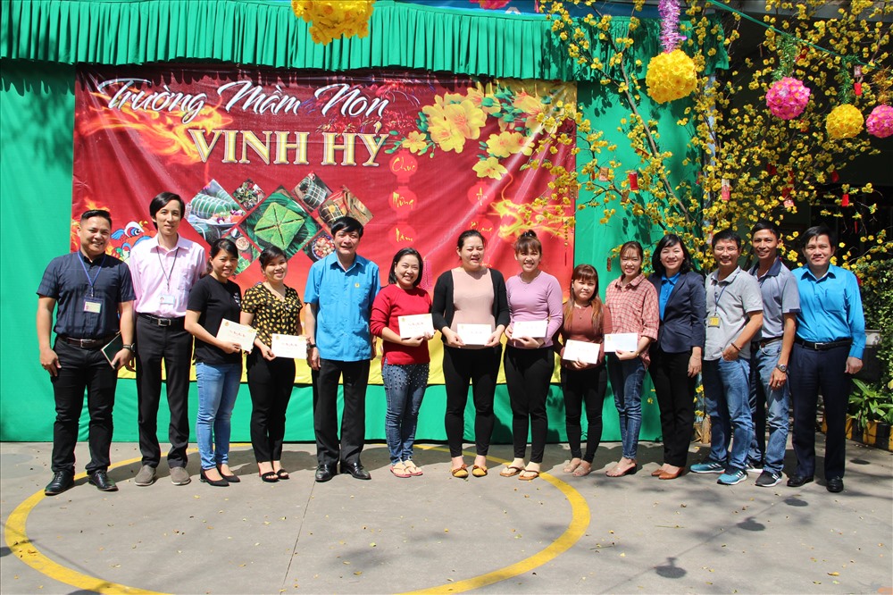 Đồng chí Bùi Văn Cường cũng đến thăm và tặng quà cho các cô giáo trường mầm non Vinh Hỷ, nơi nuôi dạy con em công nhân của Công ty Shyang Hung Cheng .