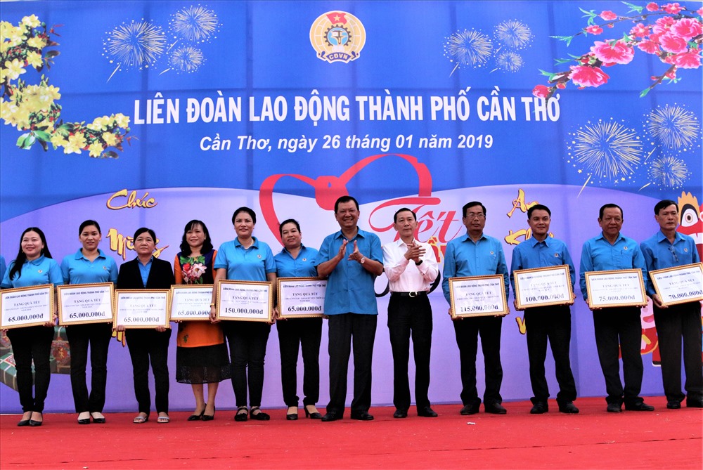 Lãnh đạo LĐLĐ các quận, huyện, công đoàn ngành trực thuộc LĐLĐ thành phố Cần Thơ thay mặt CNLĐ ở địa bàn sở tại nhận các món quà dịp Tết Nguyên đán từ lãnh đạo UBND, LĐLĐ thành phố Cần Thơ. Ảnh: Bảo Trung