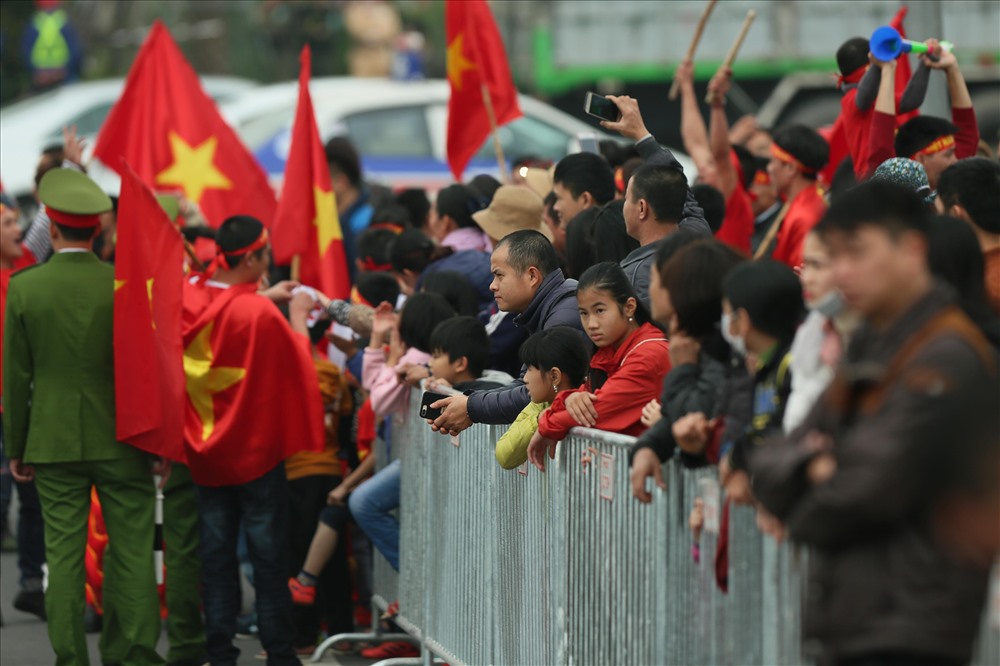 Hàng trăm người đã mang cờ đỏ sao vàng, đeo băng đô đỏ tập trung ở sân bay Nội Bài để chào đón các cầu thủ đội tuyển Việt Nam trở về sau khi thất bại tại vòng tứ kết Asian Cup 2019.