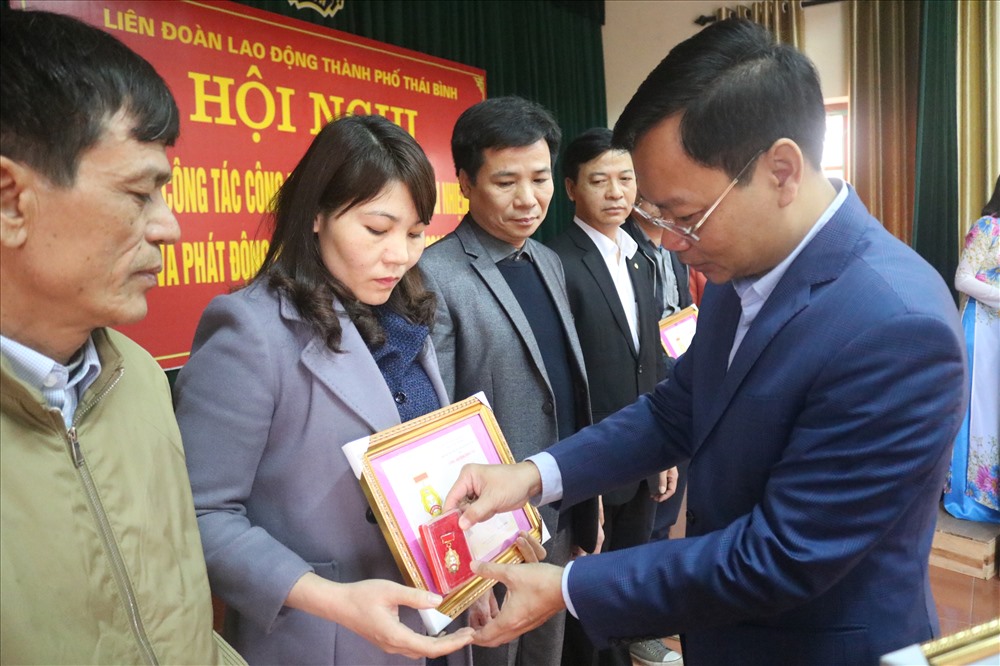 Phó Chủ tịch LĐLĐ tỉnh Thái Bình Nguyễn Thái Dương - trao kỉ niệm chương vì sự nghiệp của tổ chức Công đoàn cho các cá nhân.