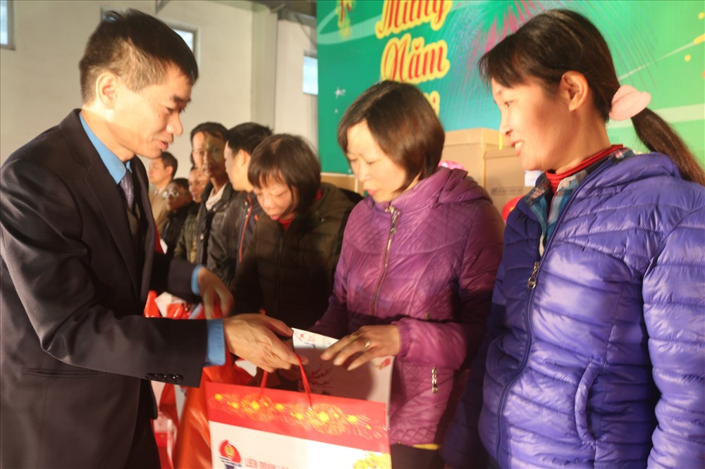 Phó Chủ tịch Tổng LĐLĐ Việt Nam Trần Văn Thuật tặng quà Tết cho công nhân tại Tết “Sum vầy” 2019, được tổ chức tại KCN Cái Lân. Ảnh: Nguyễn Hùng